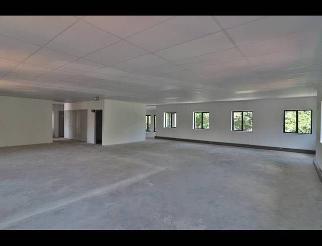 1,527M² OFFICE TO LET IN VORNA VALLEY